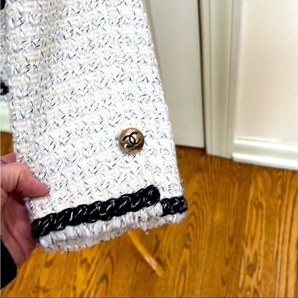 Exquisite Tweed Jacket - Picture 4 of 7